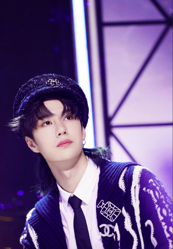 王一博|王一博穿军装油头造型曝光，粉丝脱粉回踩：油得能炒菜脸肿得像面团