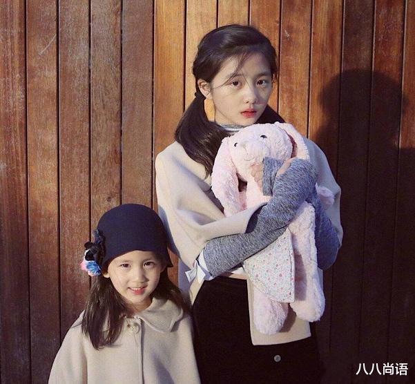 刘德华|黄磊女儿与欧阳娜娜妹妹合影，二人对镜微笑超开心，颜值太养眼