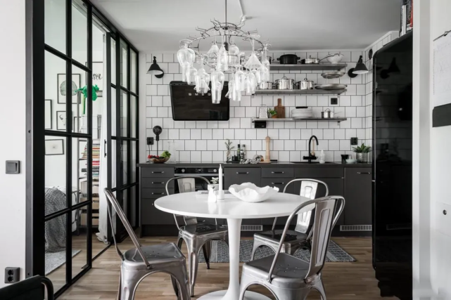 老公坚持在客厅加玻璃墙，完工后老婆惊呆：怎么多了两间房？