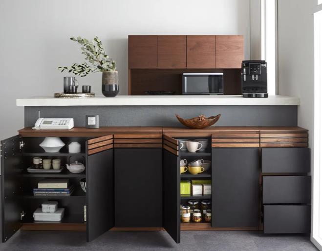 老年小妙招|老师傅透露：岛台边加10cm宽薄柜，不起眼，收纳力跟橱柜不相上下