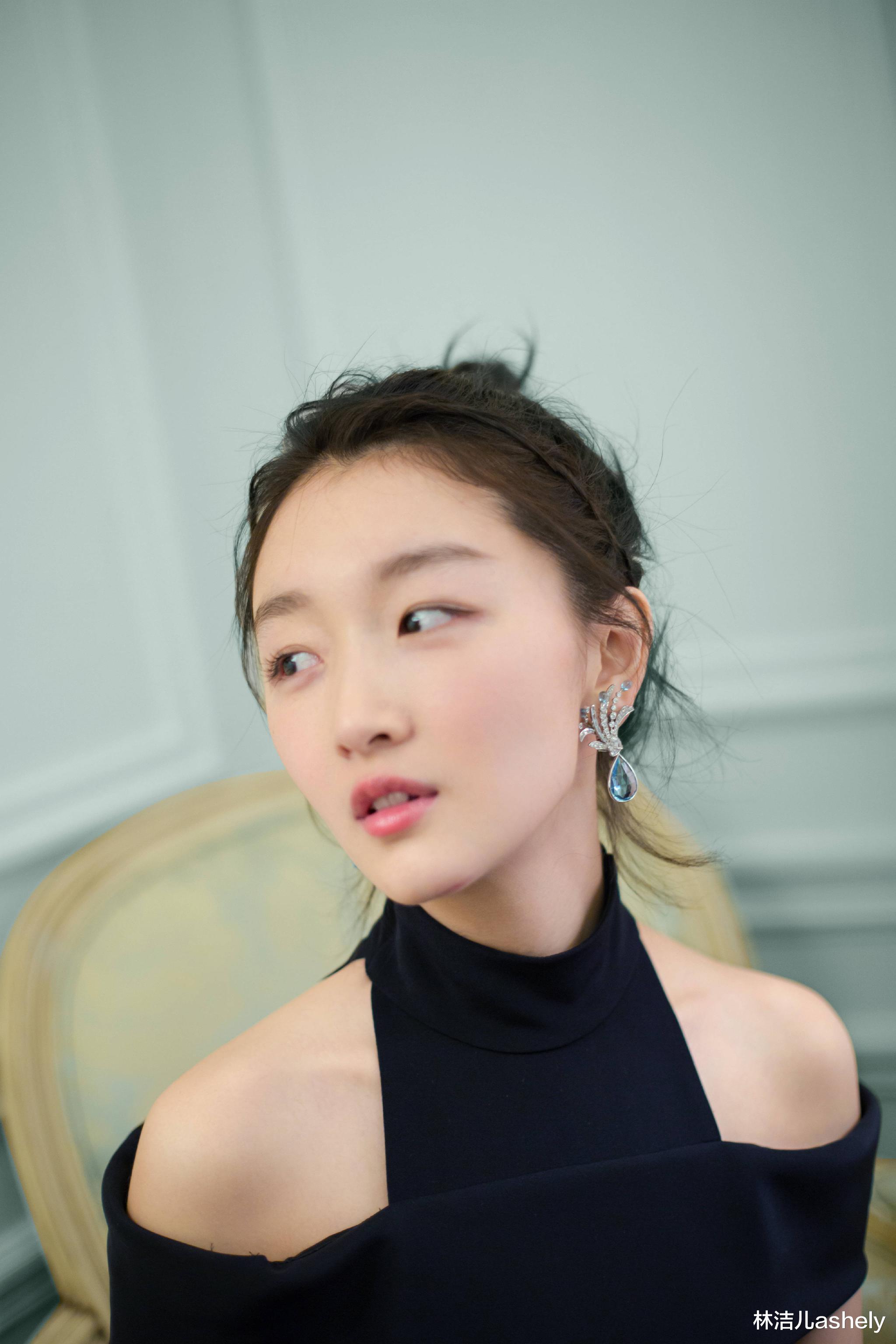 林洁儿ashely|周冬雨的紧实轮廓是基因彩票？get这5个动作，让你拥有同款小V脸
