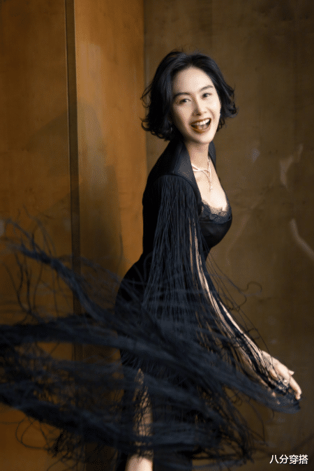 八分穿搭|朱茵造型“翻车”了？穿露肩连衣裙成熟高贵，挤出腰部赘肉好尴尬