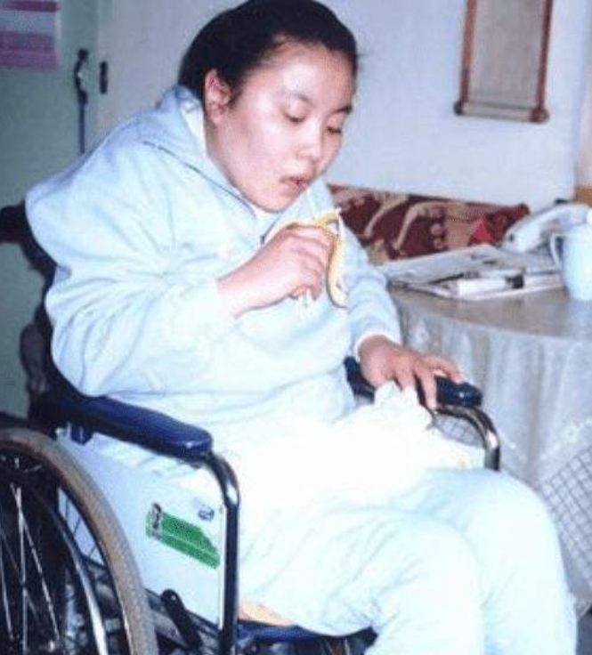 1994年,清华学霸朱令,惨遭室友投毒,如今48岁的她怎样了?