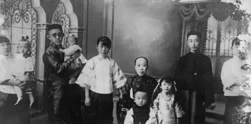 叶蓁|她满心欢喜进花轿，哪知公公成新郎，生下两子三女，死后卷席下葬