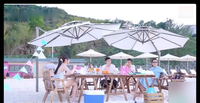 米兰达·可儿|秦海璐夫妇带娃出游，一家三口手牵手画面温馨，7岁儿子乖巧十足