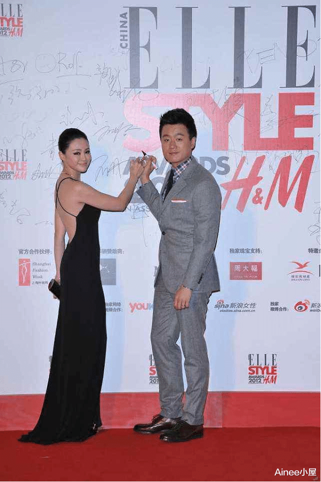 Ainee小屋 关悦166cm身高真抢镜,穿吊带裙显出丰满身形,简单却不单薄