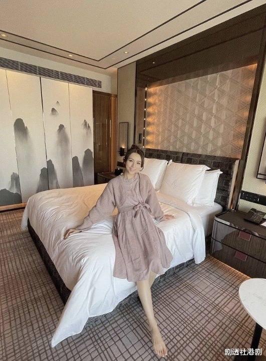 白敬亭|P图过度？TVB宅男女神孙慧雪泳池边晒大长腿，网民：目测有三米