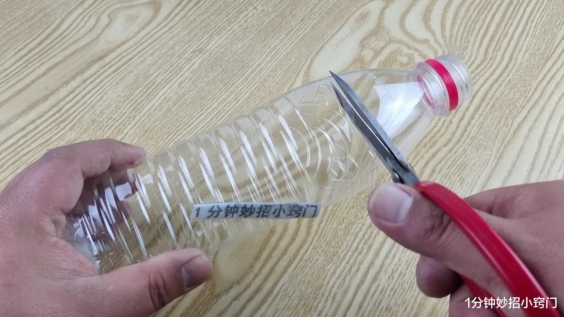 废旧拖把杆别再扔了，套上饮料瓶稍加改造一下，家家户户都离不了