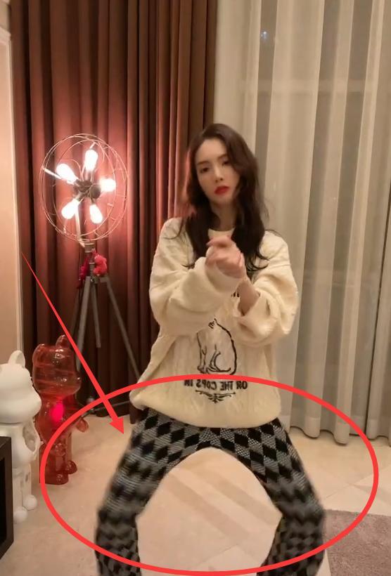 金晨|金晨对“蛇皮裤”下手了，看清她上身后凹出的“蟒蛇腿”：给跪了