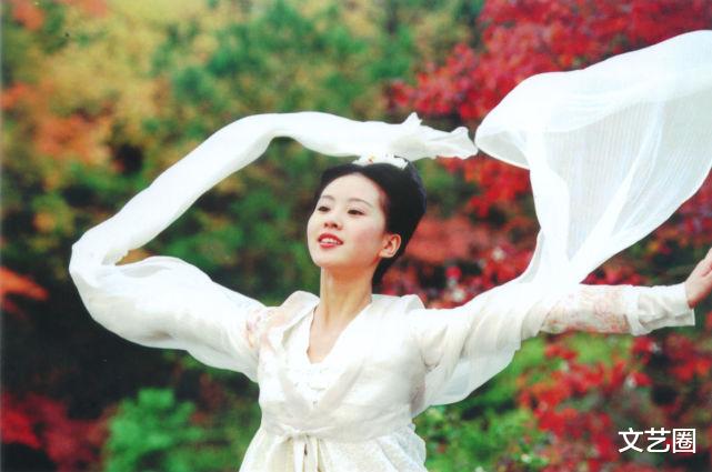 周深|刘诗诗央视中秋晚会路透曝光，穿古装顾盼生姿，头饰造型浮夸像顶了个球