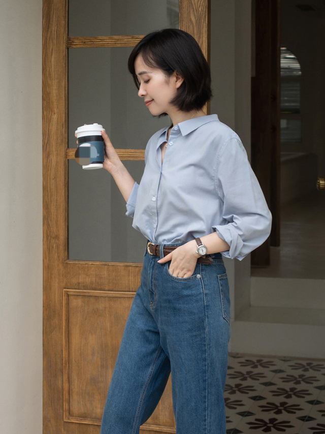 何有强|33岁的女性如何穿衬衫才时髦?搭配上牛仔裤和蓝色西装裤,超好看