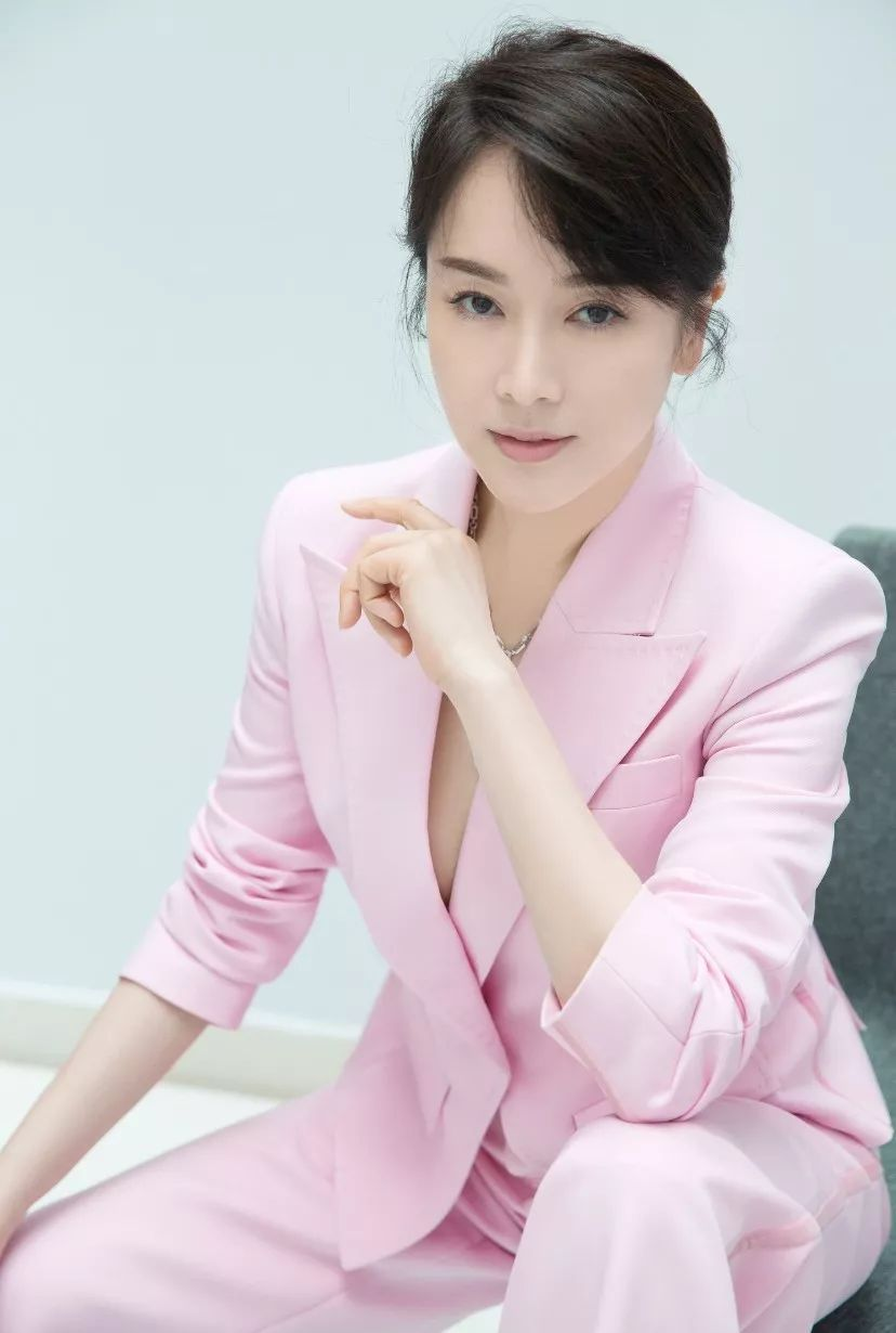 何有强|左小青这气质女星里罕见，藏蓝色衬衫配蓬蓬裙优雅大气，美得高级