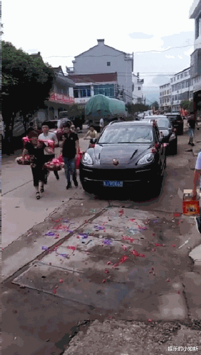 “我从泥里抓了只罕见巨蟹,被夹住就惨了”