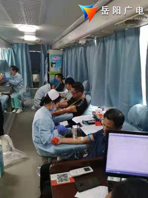 岳阳广电 岳阳的哥的姐们撸起袖子献热血