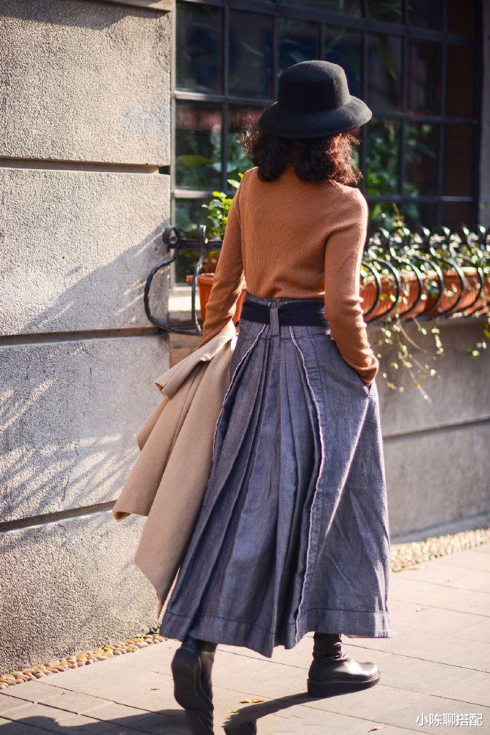 小陈聊搭配 穿衣别太复杂，中年微胖妈妈们试试“半裙+靴子”，显瘦又高级