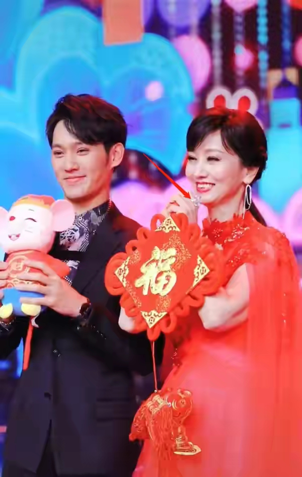 赵雅芝|66岁赵雅芝人气不减！雨中优雅漫步获众人打伞，一旁助理忙擦身