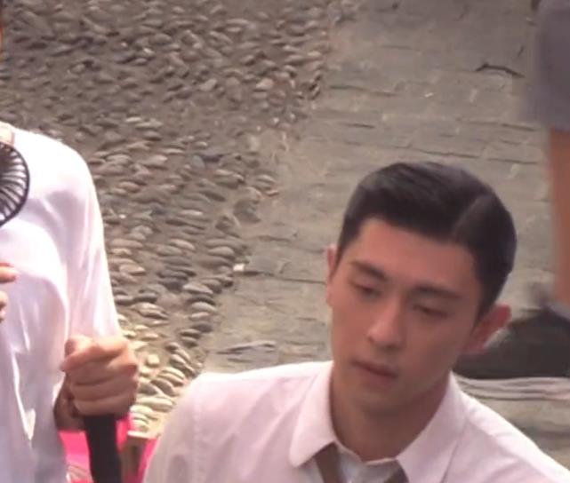 辛晶晶说|《夜旅人》路透曝光，邓伦拿着剧本给倪妮挡太阳超暖心，油头抢镜