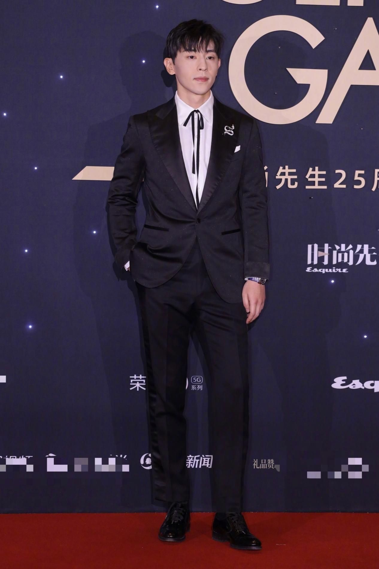 龚俊|男明星也内卷？龚俊大胆挑战靓丽玫红色，王嘉尔银河西装闪耀全场