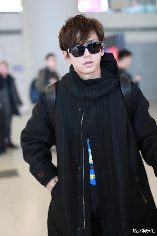 张哲瀚|张哲瀚真因“无知”被封杀？和他亲密合影的疑似再添一位“大人物”