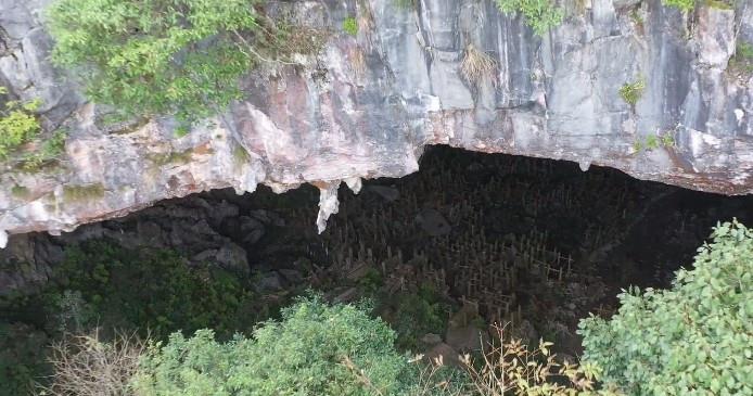社火烈烈的夜晚 误入贵州一处山洞，洞中藏有400多具棺材，可清晰看见棺内骸骨