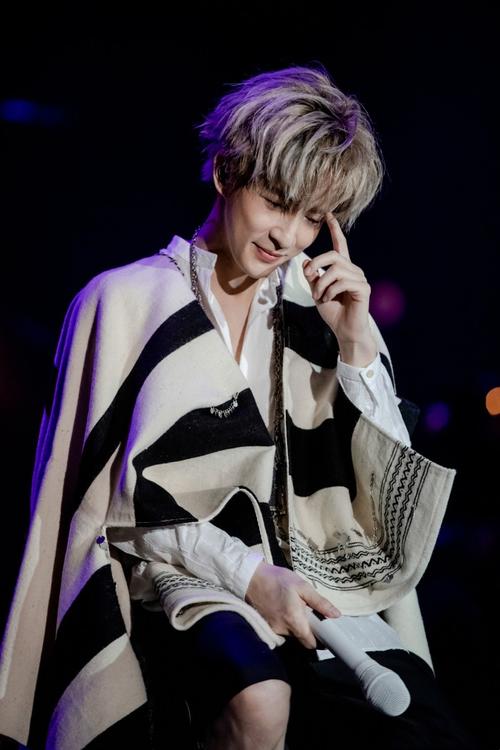 Ala的陪伴|薛之谦正经的时候也是有种清冷的帅气呢，穿搭也很时尚好看