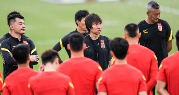 国足|住别墅娶模特，输球还泡温泉，越媒嘲笑国足“娘炮”难怪不赢球