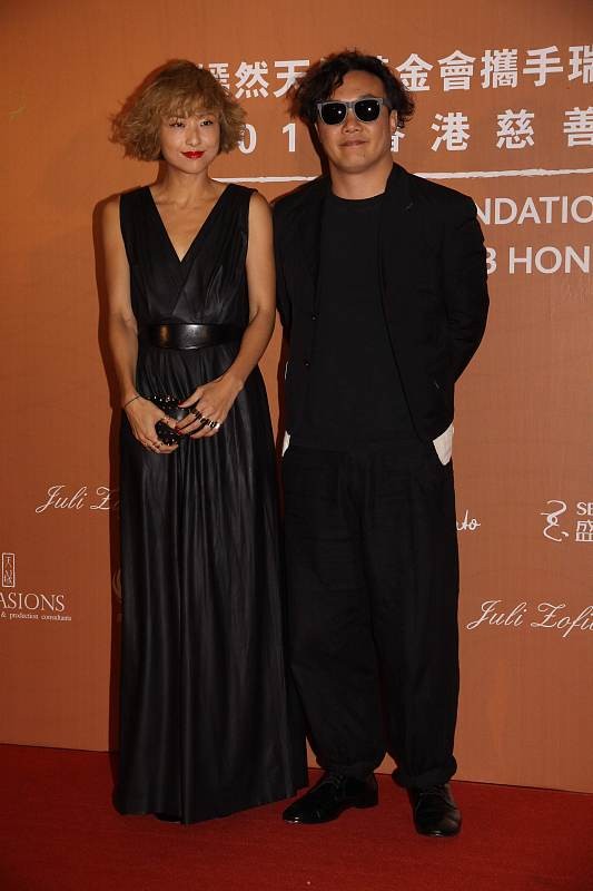 BiuVogue 陈奕迅和老婆感情真好，总是穿同色的服装，还要手拉手出门