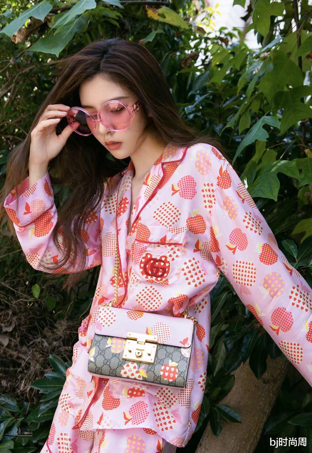 bj时尚周|睡衣也可以穿出时尚感,学宋妍霏搭配斜挎包+墨镜,超炫酷