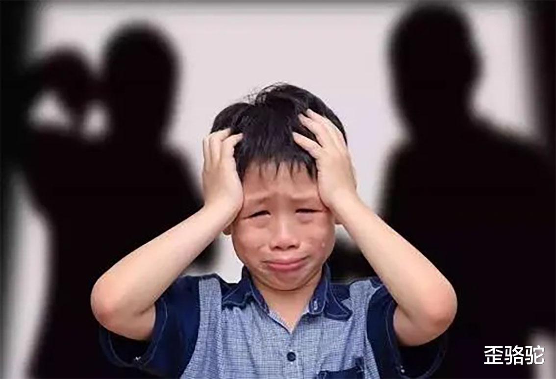 歪骆驼|因为酗酒被母亲扫地出门，儿子喝的不是酒，是寂寞