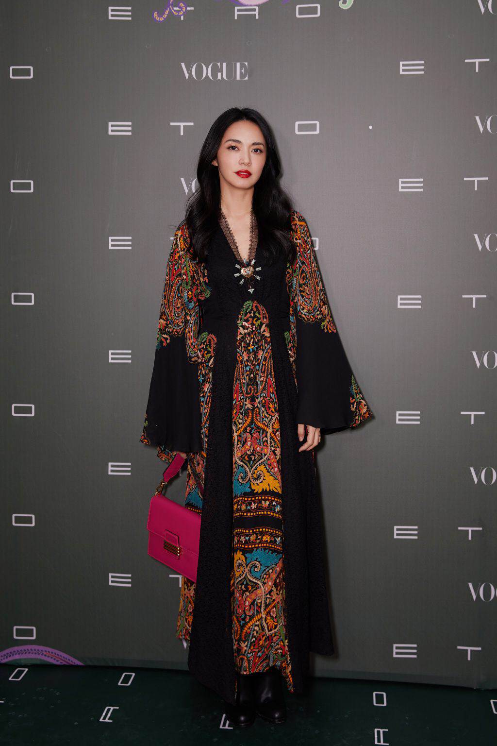 民族风|韦唯带俩混血儿子拜年，穿民族风长褂身形消瘦，久未露面苍老不少