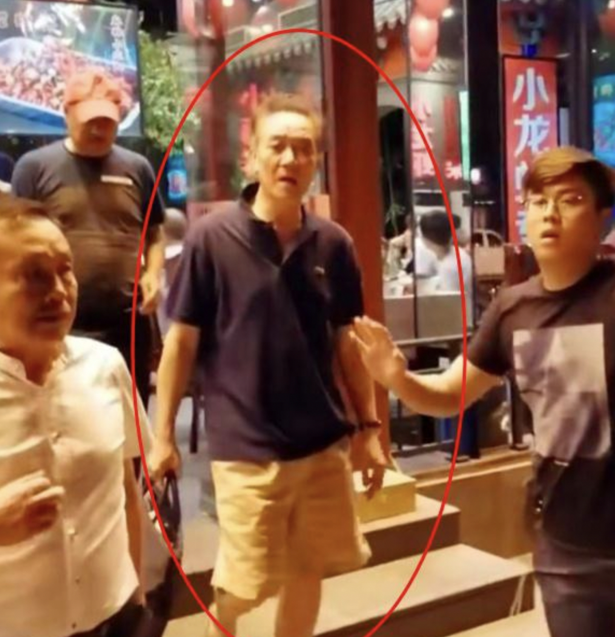 李幼斌|李幼斌与老婆罕见同框，一个沧桑一个精致，差13岁看着也登对
