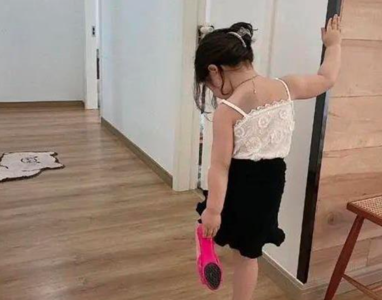 酒驾 4岁小女孩因“奶辣风”走红，网友直呼毁三观，宝妈：多管闲事