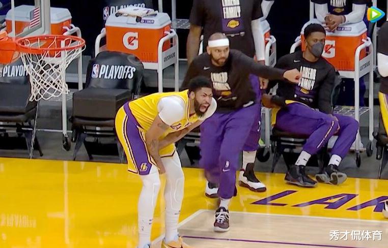 安东尼·戴维斯|疼到龇牙咧嘴！慢镜头回看浓眉哥伤情复发瞬间，已被布克针对性攻击