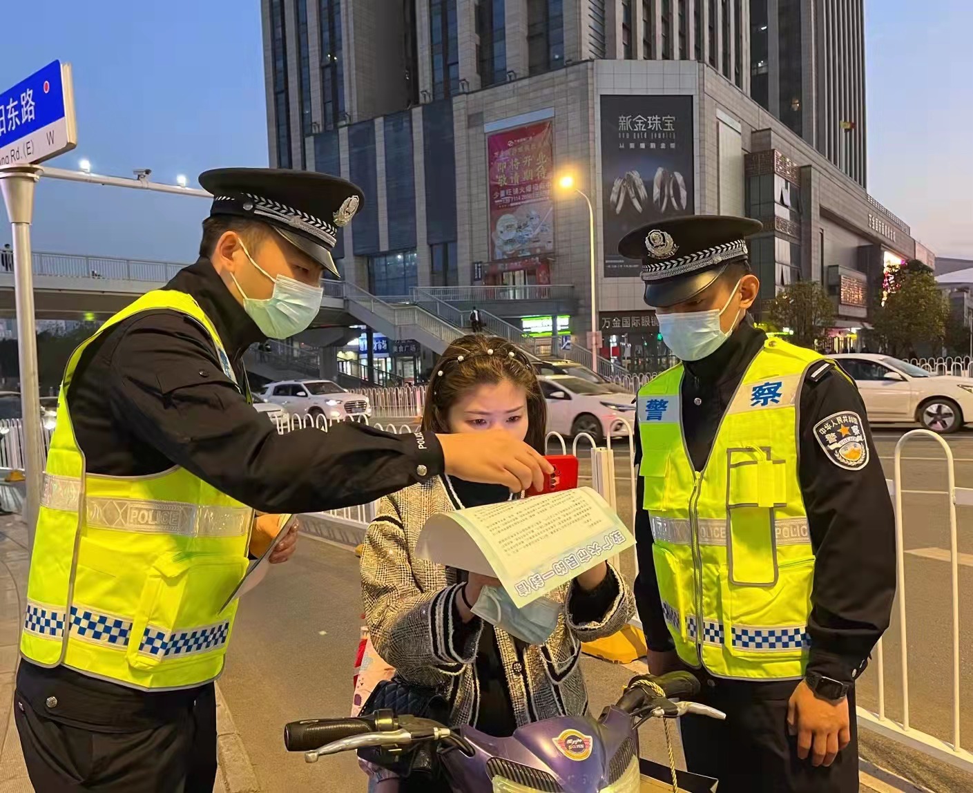北沿江高铁|武汉百名青年民警上路执勤，全市电动自行车交通秩序整治持续推进