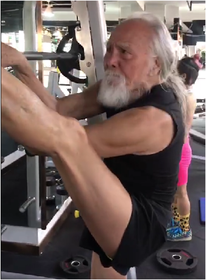 王德顺|85岁王德顺健身，表情“凶狠”荷尔蒙旺盛，78岁妻子时尚，52岁女儿冻龄