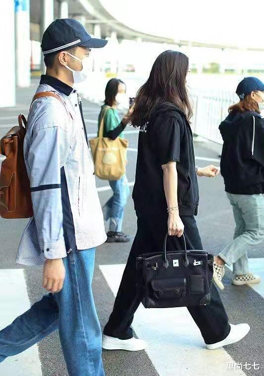 里尚七七|袁咏仪夫妇罕见走机场，她素颜露面很真实，老公打扮乖巧像小年轻