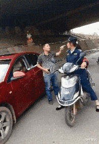 小叶娱记 “让闺蜜帮我拍一张唯美草地照，结果却像极了案发现场……”绝交