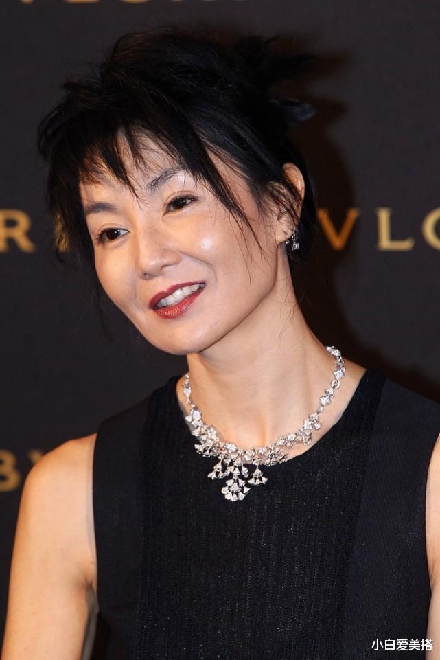 小白爱美搭|优雅老去的张曼玉好美,身材能保养这么好不容易,黑裙穿得真高级