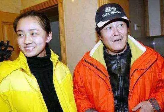 周迅|因漂亮被赵本山看中，却拒绝陪酒遭封杀，如今回农村教书