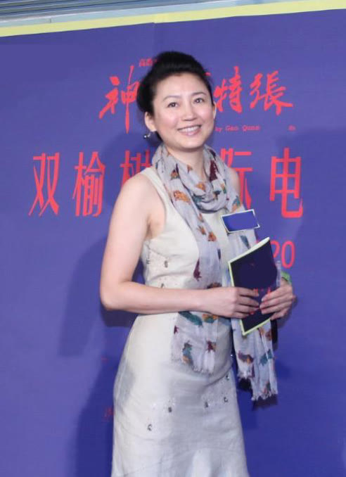 闲鱼有话说|53岁王小丫素颜亮相，穿连衣裙配丝巾低调朴素，骨子里透着知性美