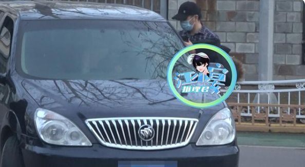 杨幂|李湘恋情再添实锤？与年轻男子现身酒店，搬行李与对方同居