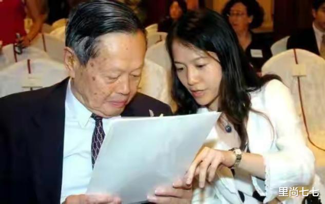 伏明霞|杨振宁百岁寿诞现场，他走路全靠搀扶，娇妻罕见烫发穿红裙气色好