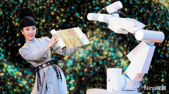 |央视女主持李思思罕见秀舞姿，穿紧身衣跳舞不划水，成熟曲线抢镜