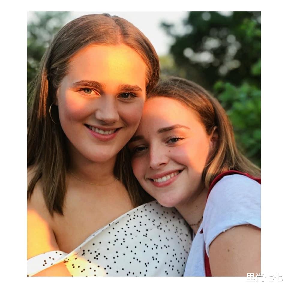 里尚七七|拜登180斤孙女20岁生日，穿娃娃衫变胖墩，脸颊绯红比亲妈胖2倍