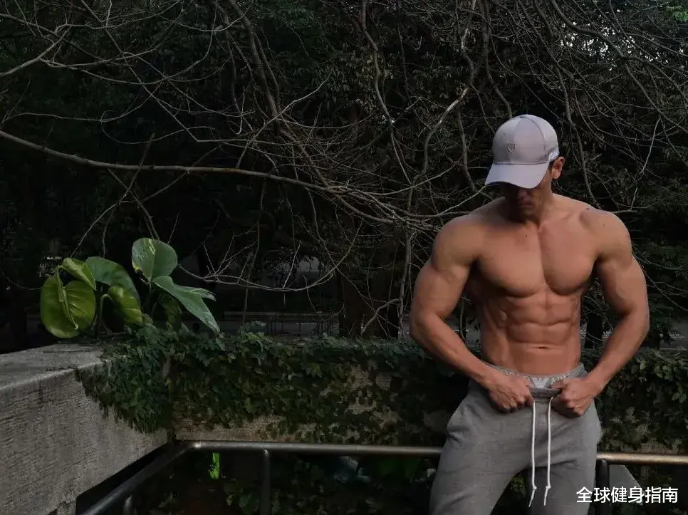 小S|撞脸郭富城！被小S狂摸胸！这么性感的身材，你告诉我是50岁？