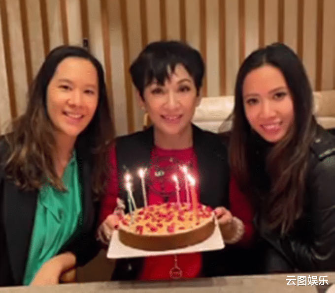 余安安|周润发前妻晒家庭聚会照，女婿亲自烹调一桌美食，外孙没有露面