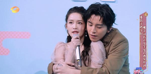 李沁|曾因剧中亲密戏被吐槽，如今他上节目仍上手，李沁被吓到双眼瞪大
