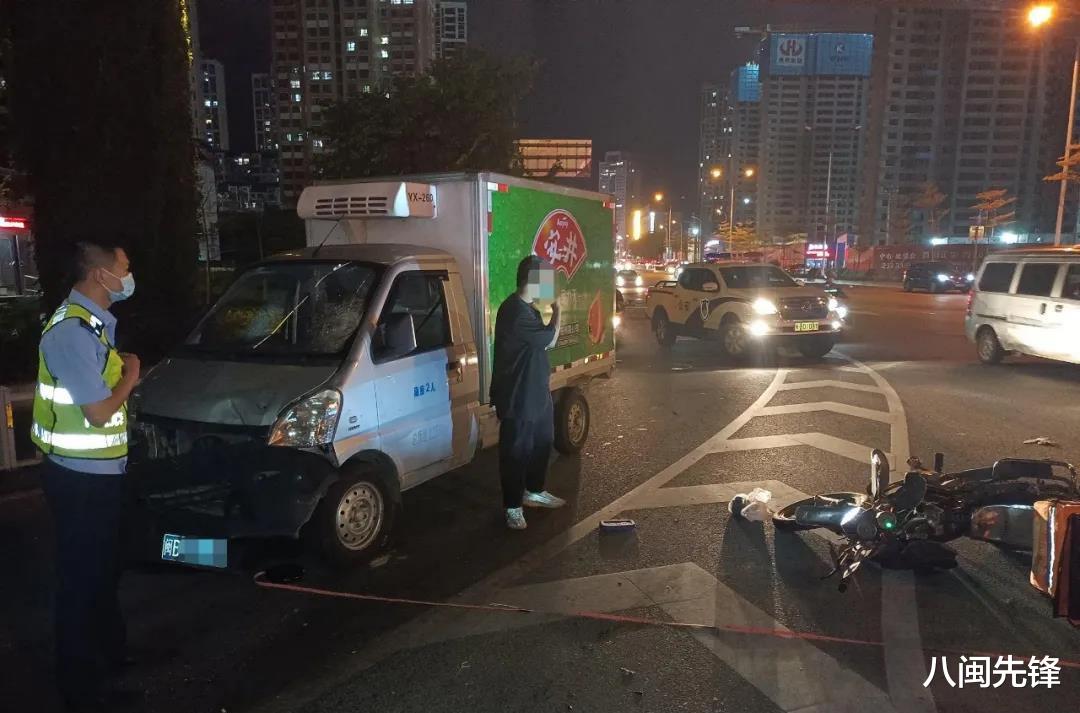 外卖员骑车逆行被撞飞,头盔飞出未起到保护作用
