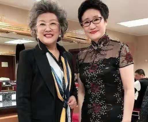 土豆 到了奶奶辈的年龄，都会选择剪短烫卷的发型，怎样做到全国统一？