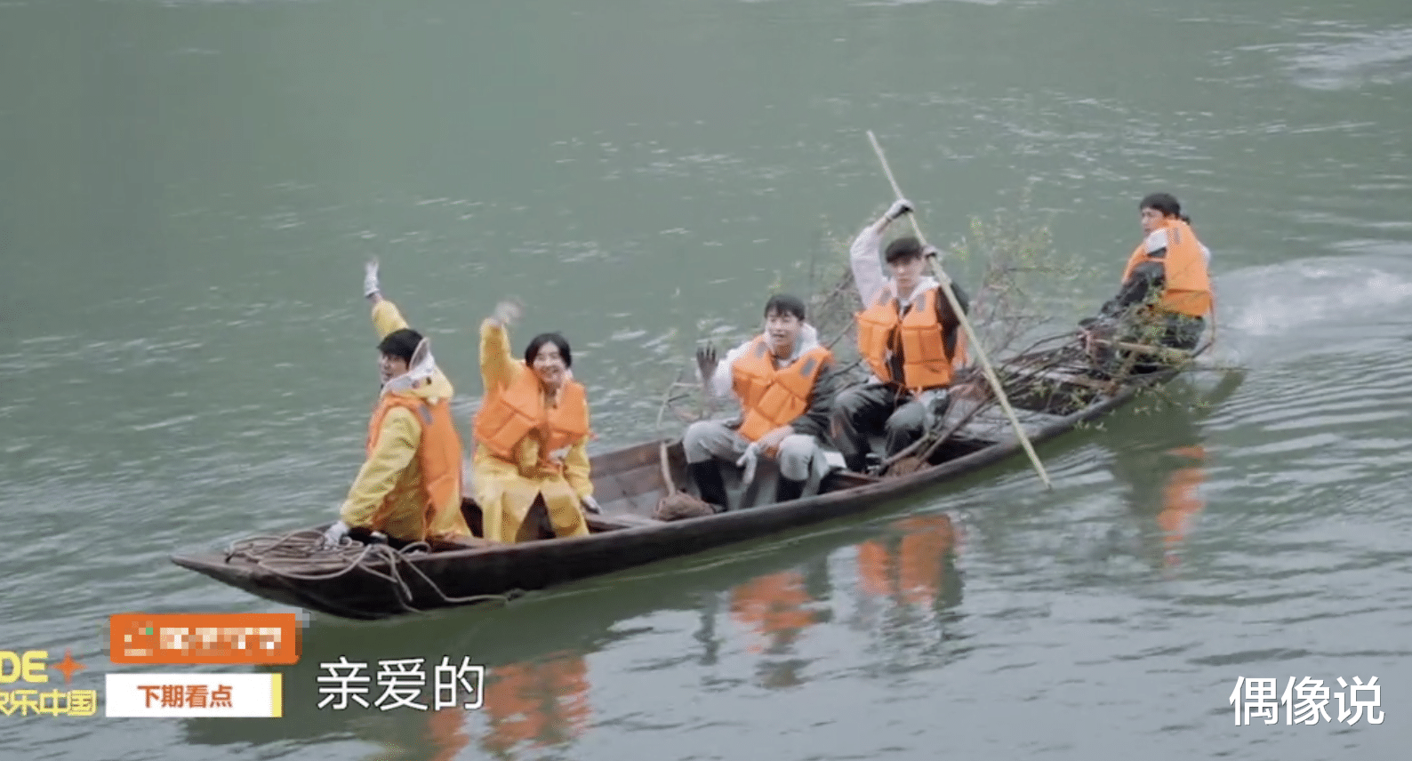 杨紫|张子枫弯腰给杨紫洗脚，跟杨紫睡一张床，床单颜色好有爱！